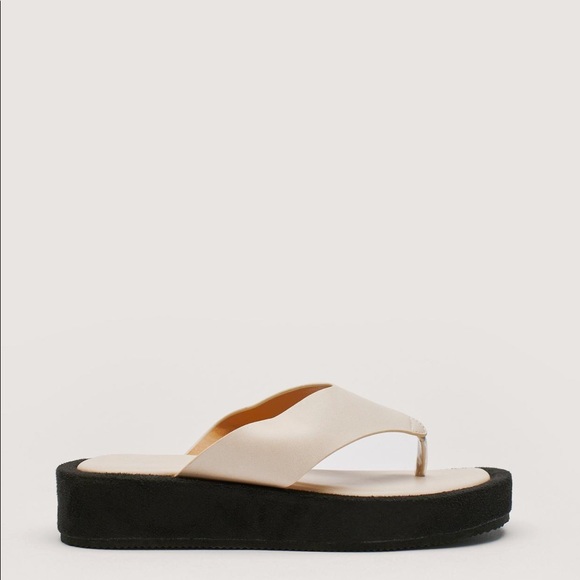 BRAND CREAM NEW FAUX LEATHER THONG FLATFORM SANDAL - Picture 2 of 6